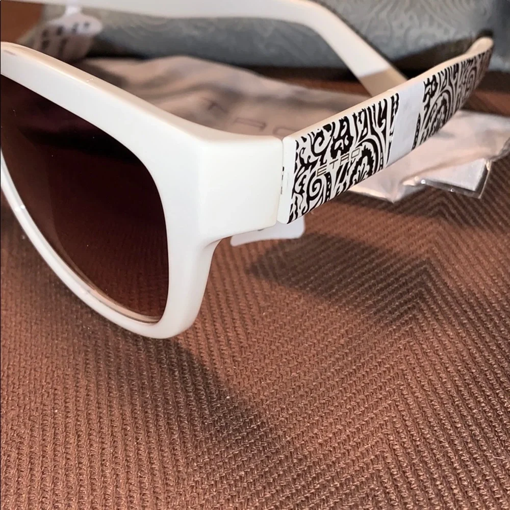 NWT ETRO Ivory w/black lace pattern sunglasses